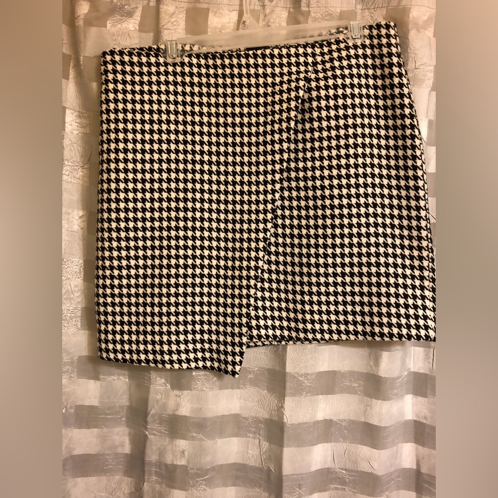 H&M Patterned black/white Short Skirt with asymmetric hem